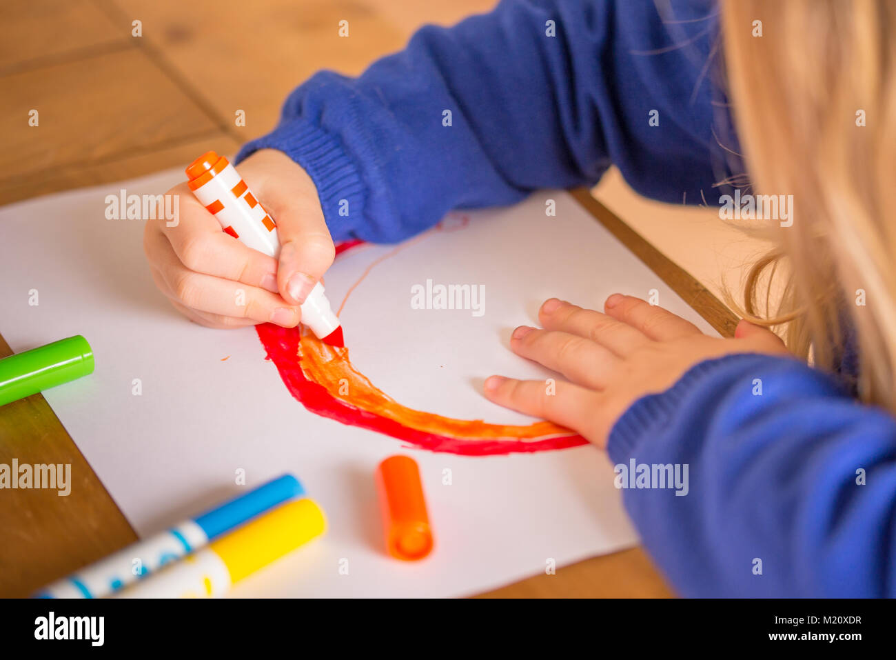 Niña de dibujo con lápices de colores brillantes Foto de stock