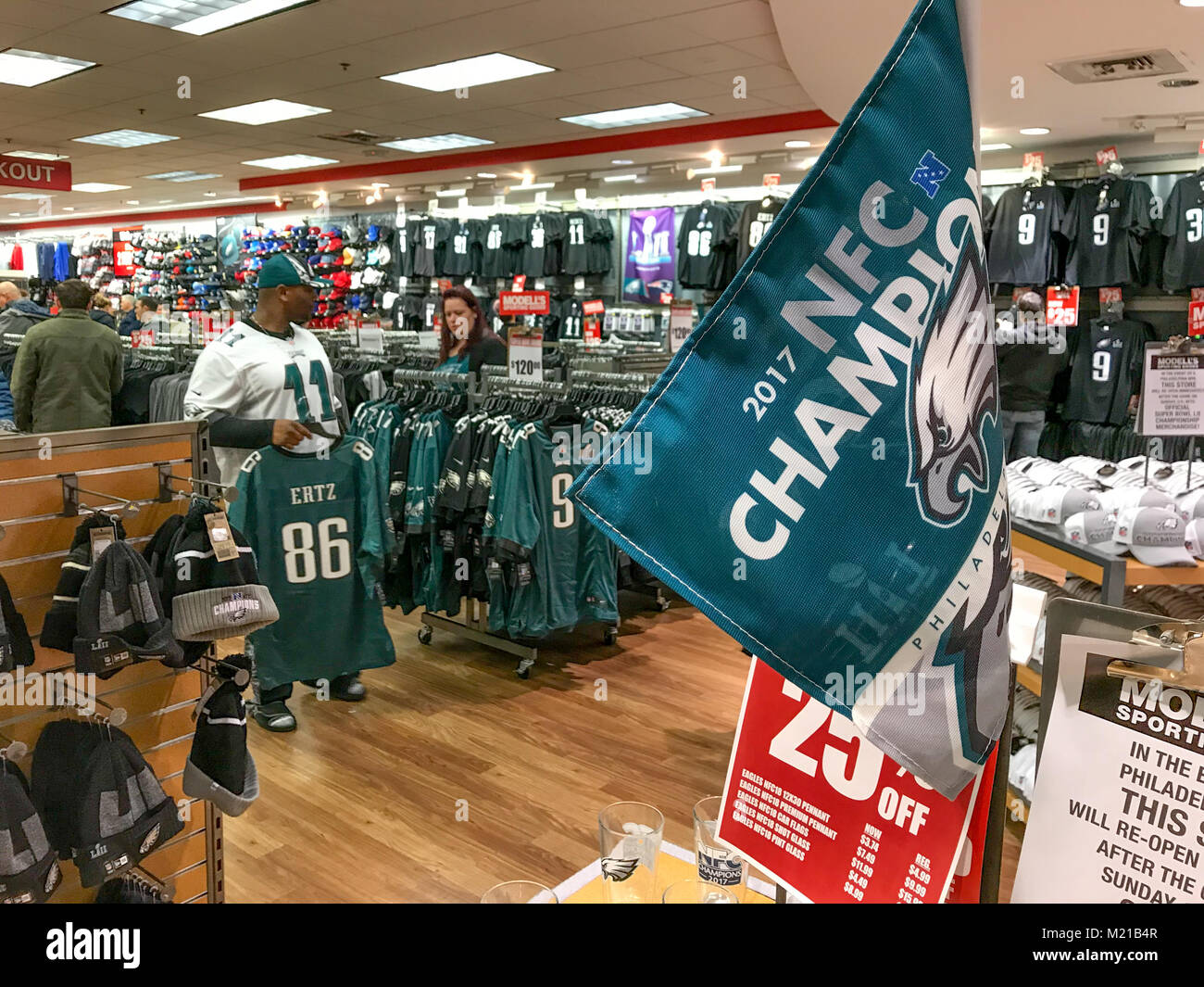 Philadelphia eagles merchandise fotografías e imágenes de alta