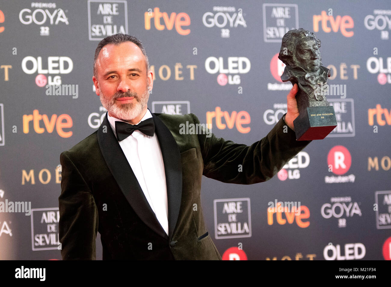 Madrid, España. Febrero 3, 2018. Javier Gutiérrez con su premio durante la alfombra roja de los Premios del Cine Español "Goya" el 3 de febrero de 2018, en Madrid, España. ©DAVID Gato/Alamy Live News Foto de stock
