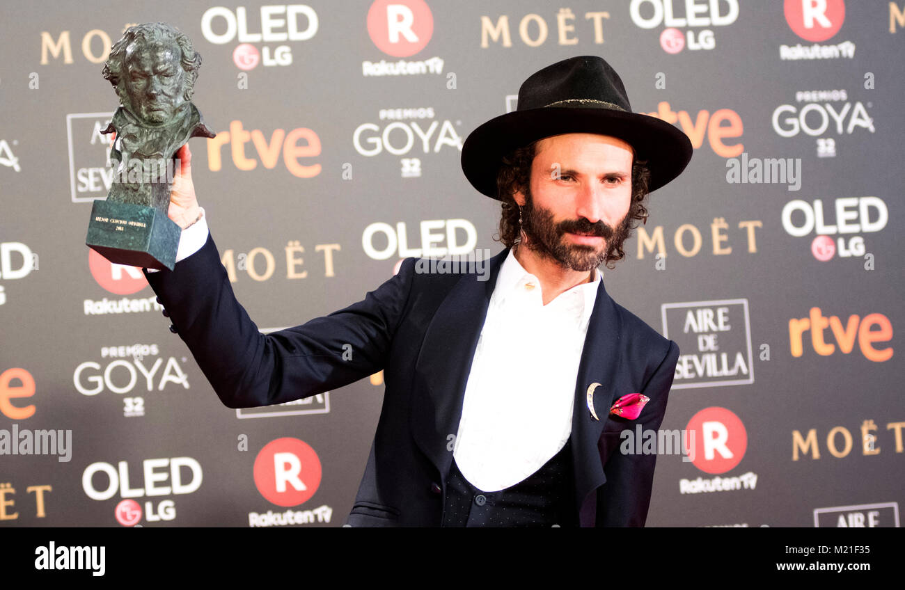 Madrid, España. Febrero 3, 2018. Leiva con su premio durante la alfombra roja de los Premios del Cine Español "Goya" el 3 de febrero de 2018, en Madrid, España. ©DAVID Gato/Alamy Live News Foto de stock