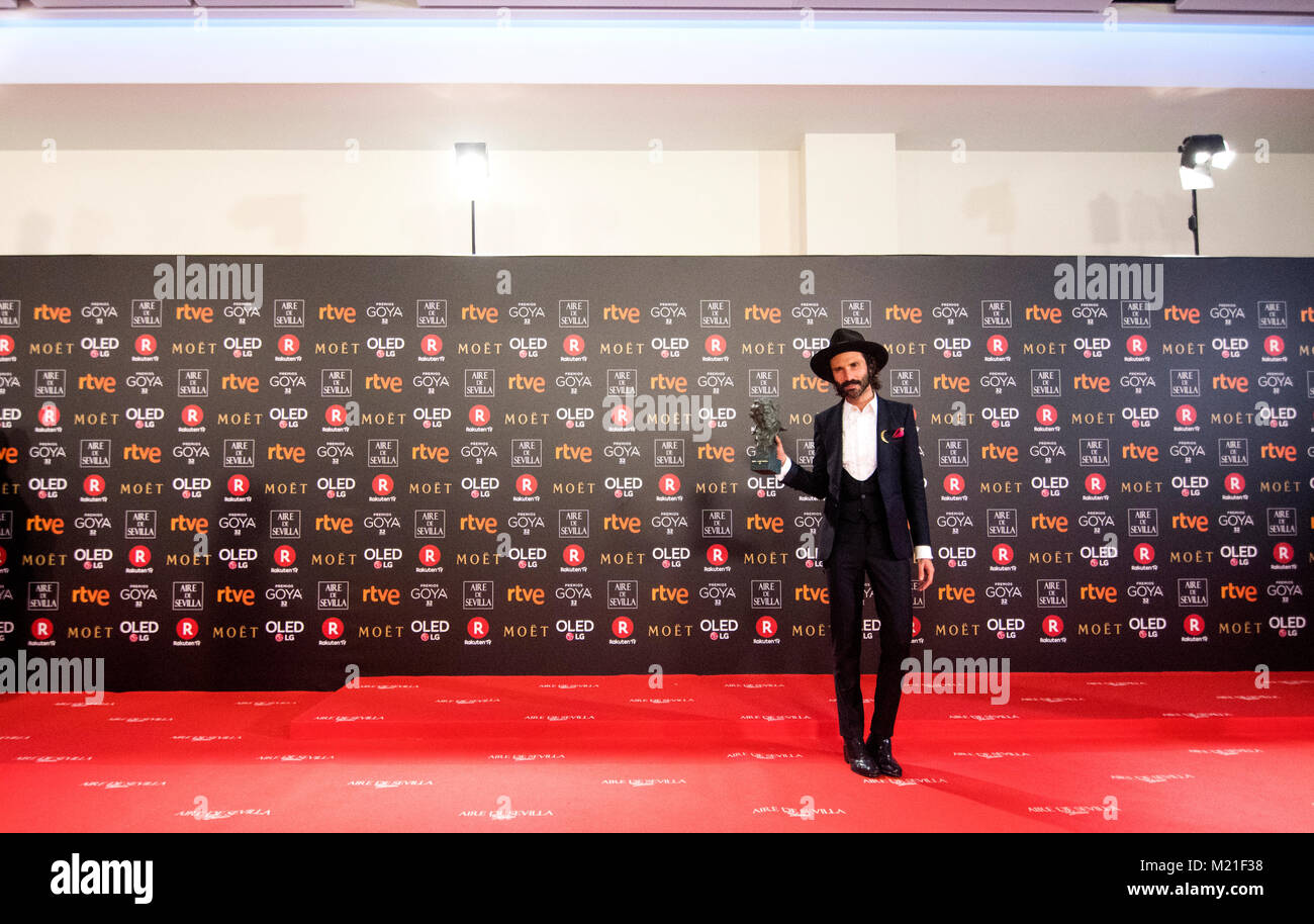 Madrid, España. Febrero 3, 2018. Leiva con su premio durante la alfombra roja de los Premios del Cine Español "Goya" el 3 de febrero de 2018, en Madrid, España. ©DAVID Gato/Alamy Live News Foto de stock