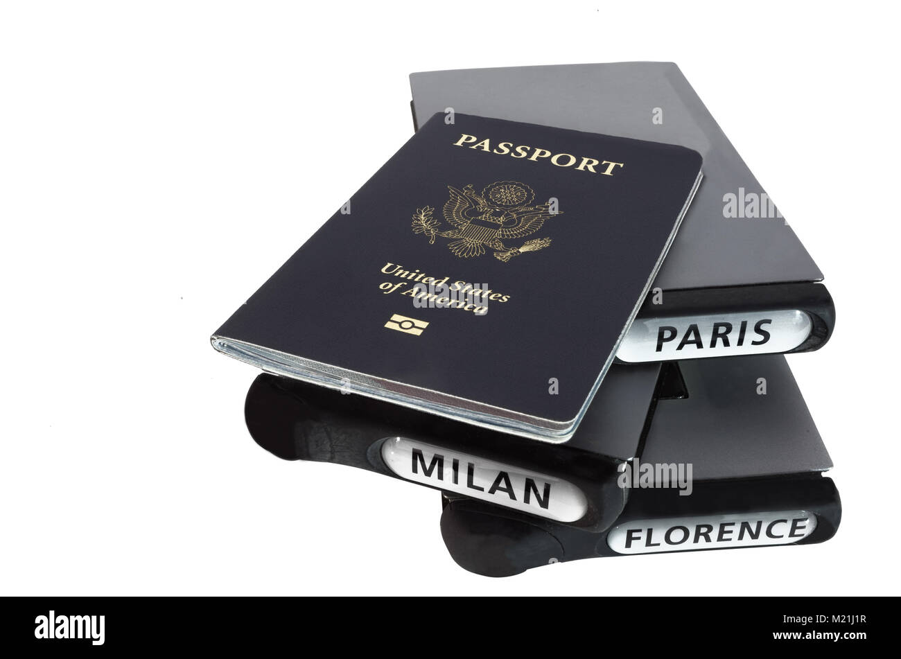 Pasaporte de los Estados Unidos aislado con libros de viajes a París, Milán y Florencia. Foto de stock