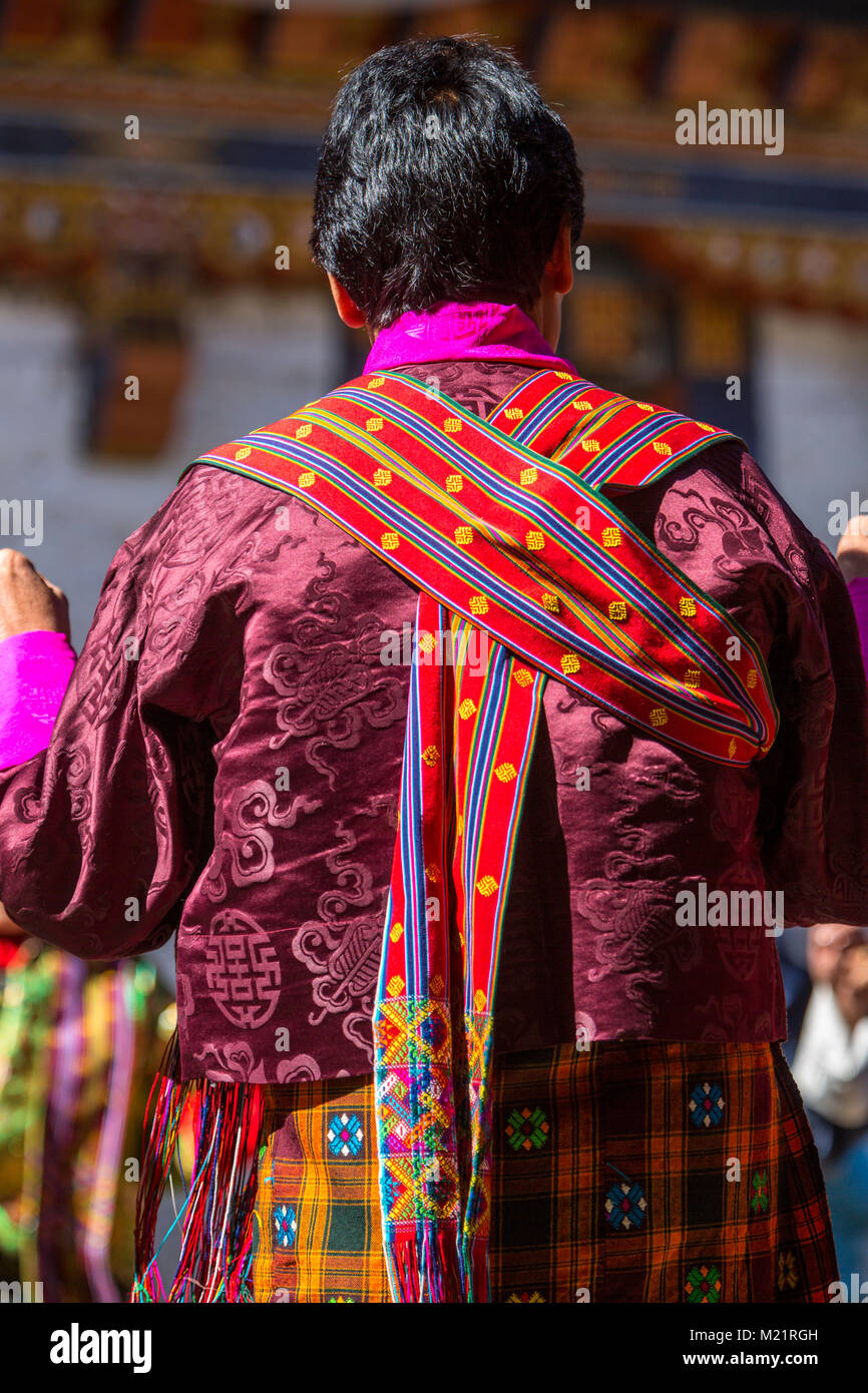 Prakhar Lhakhang, Bumthang, Bhután. Vestido tradicional de la mujer bailando en el Duechoed festival religioso. Foto de stock