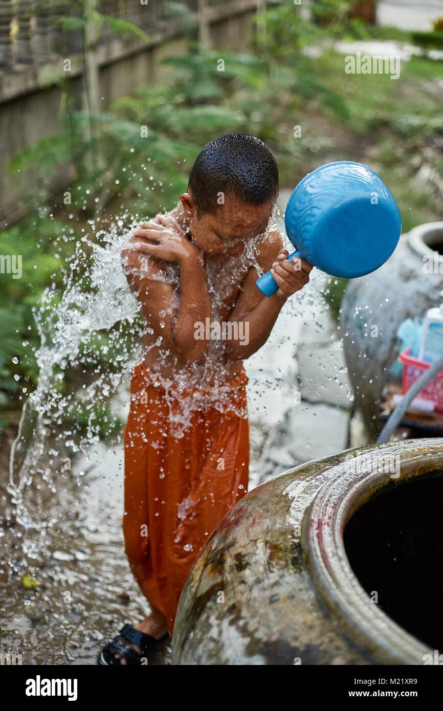 Joven novicio monje en el monasterio, Battambang, Camboya Foto de stock