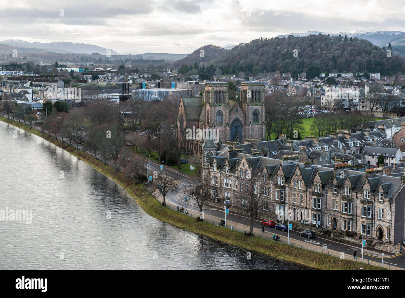 Mirando hacia abajo desde el techo del castillo de Inverness hacia el siglo XIX Catedral de Inverness. Foto de stock