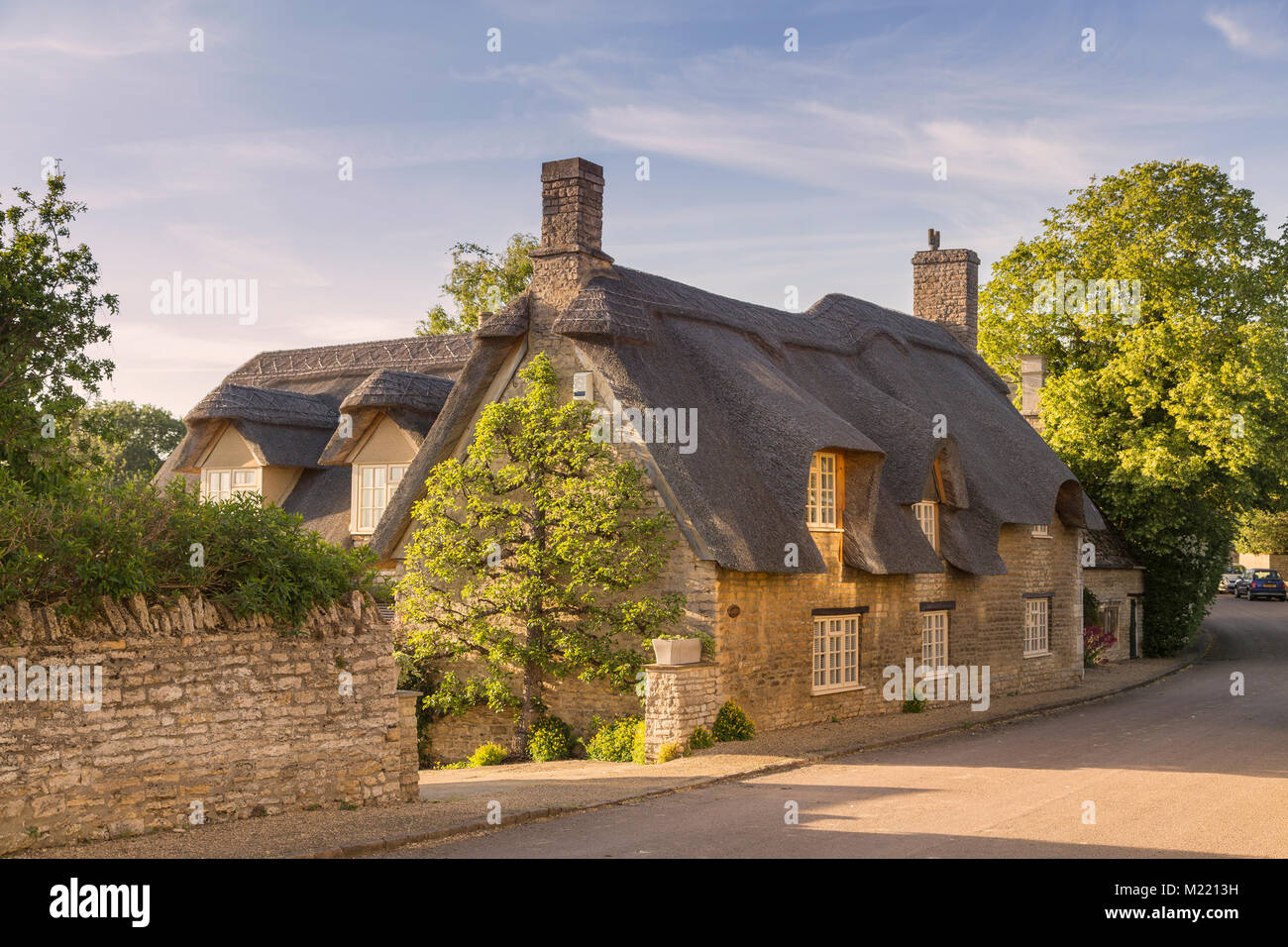 Hermosa casita con techo de paja en una aldea rural, en Northamptonshire, Inglaterra. UK Foto de stock