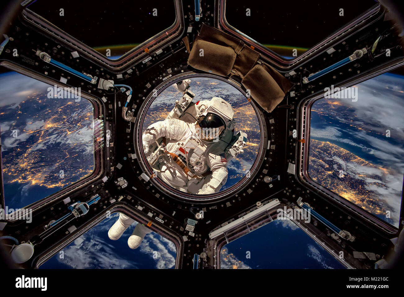 Astronauta en el espacio exterior contra el telón de fondo del planeta tierra. Los elementos de esta imagen proporcionada por la NASA. Foto de stock