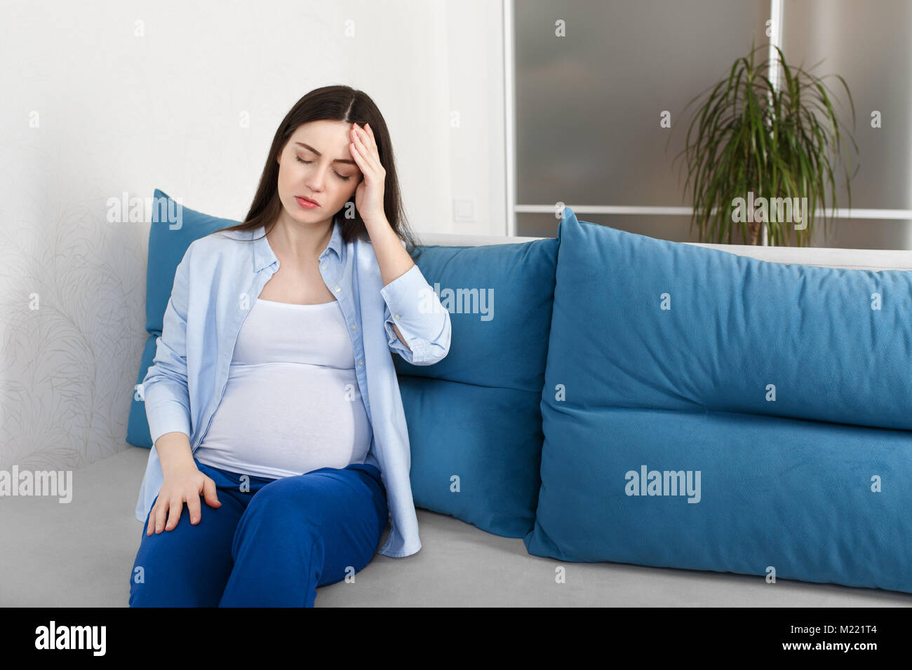 Mujer embarazada con un dolor de cabeza Foto de stock