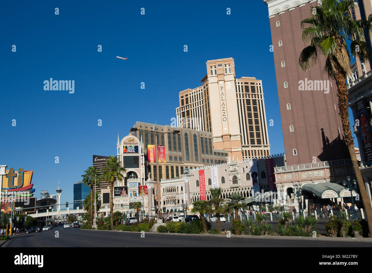 Avión despegando en Las Vegas. Palazzo y hoteles venecianos en el lado  derecho Fotografía de stock - Alamy