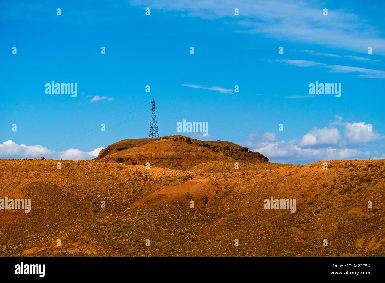 Torres de transmisión de alto voltaje de la electricidad en el desierto del Sáhara en Marruecos, África Foto de stock