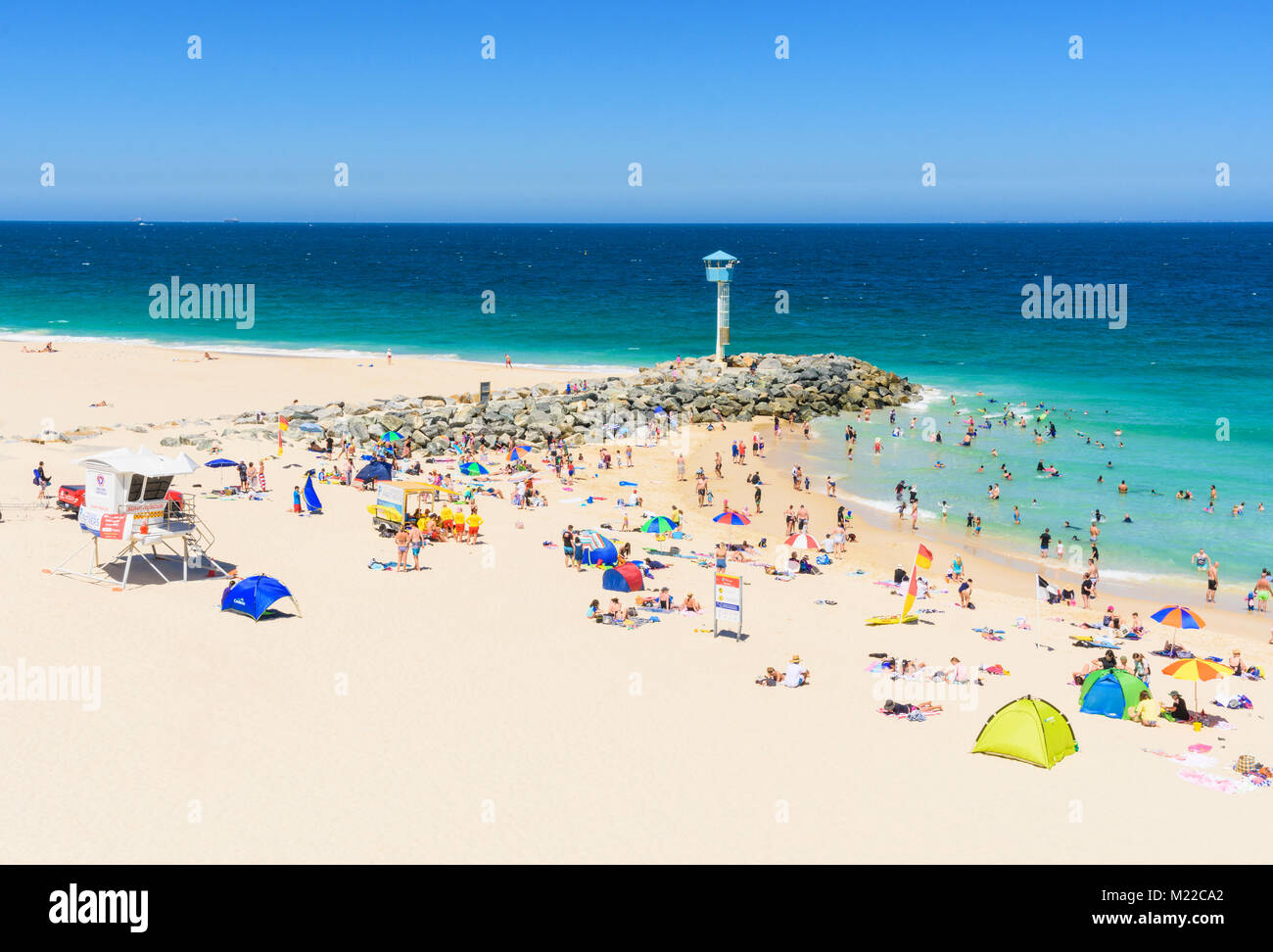 La popular ciudad patrulladas salvavidas surf beach, Playa de la ciudad de Perth, Australia Occidental, Foto de stock