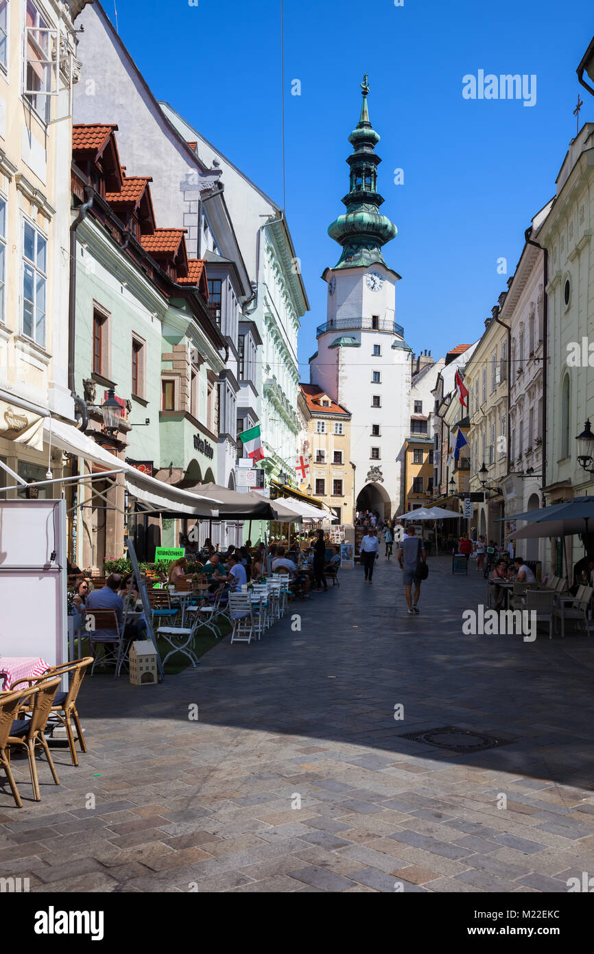 Eslovaquia, la ciudad de Bratislava, el Casco Antiguo, la calle Michalska  con restaurantes, cafeterías, bares, vista hacia Michael's Gate y de la  torre Fotografía de stock - Alamy