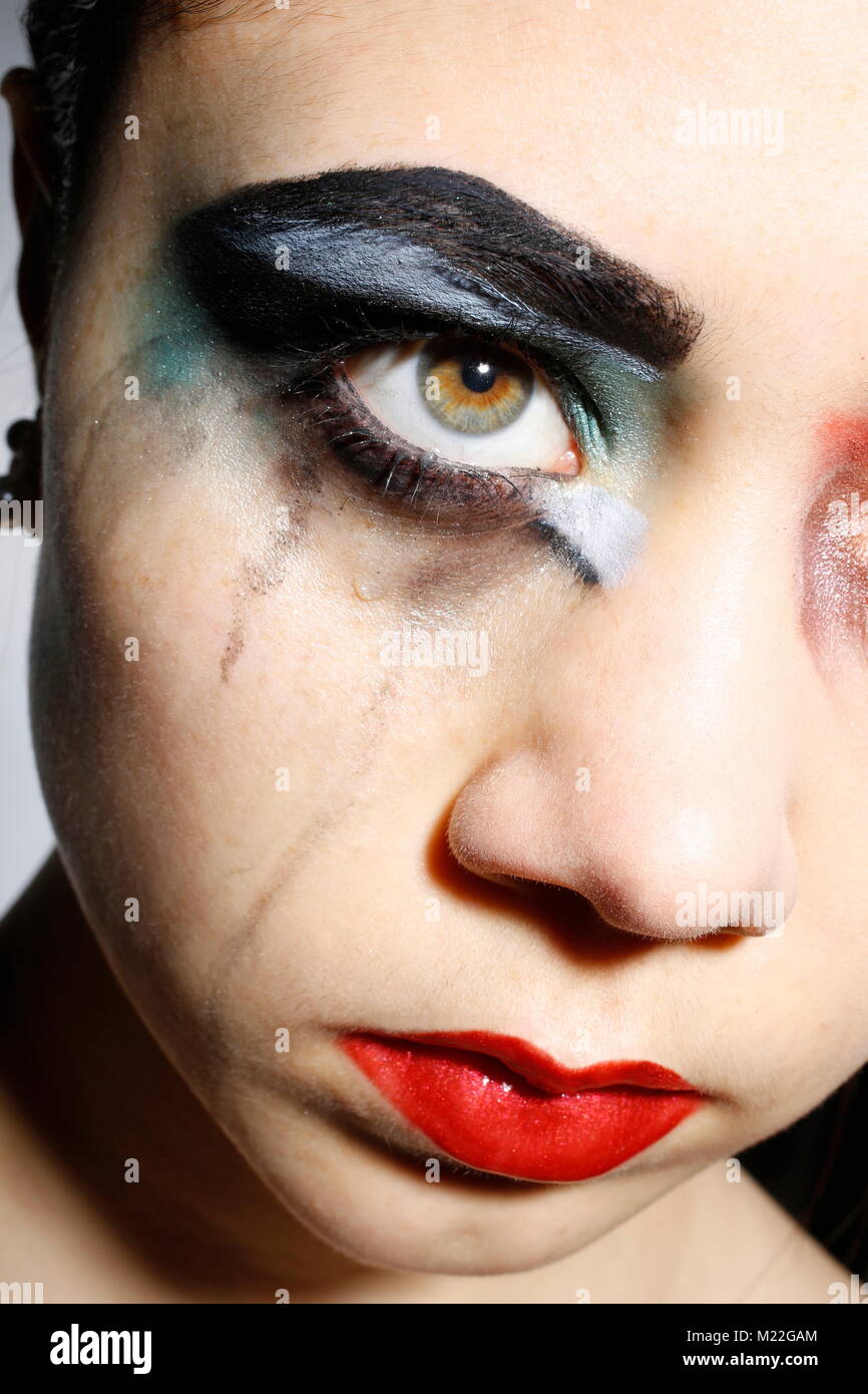 Mujer joven, adolescente (17 años), maquillaje, borrosa, dolor, retrato,  closeup, detalle Fotografía de stock - Alamy