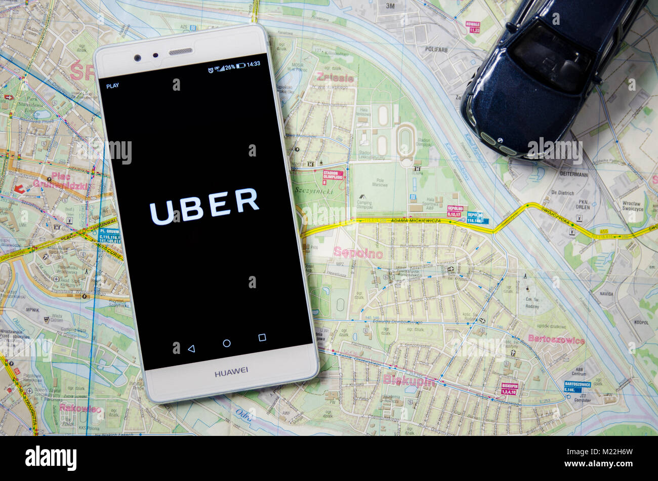 WROCLAW, POLONIA - DEC 13,2017 : Uber logotipo en Huawei P9. Uber es compartir-economía servicio de transporte ubran. Foto de stock