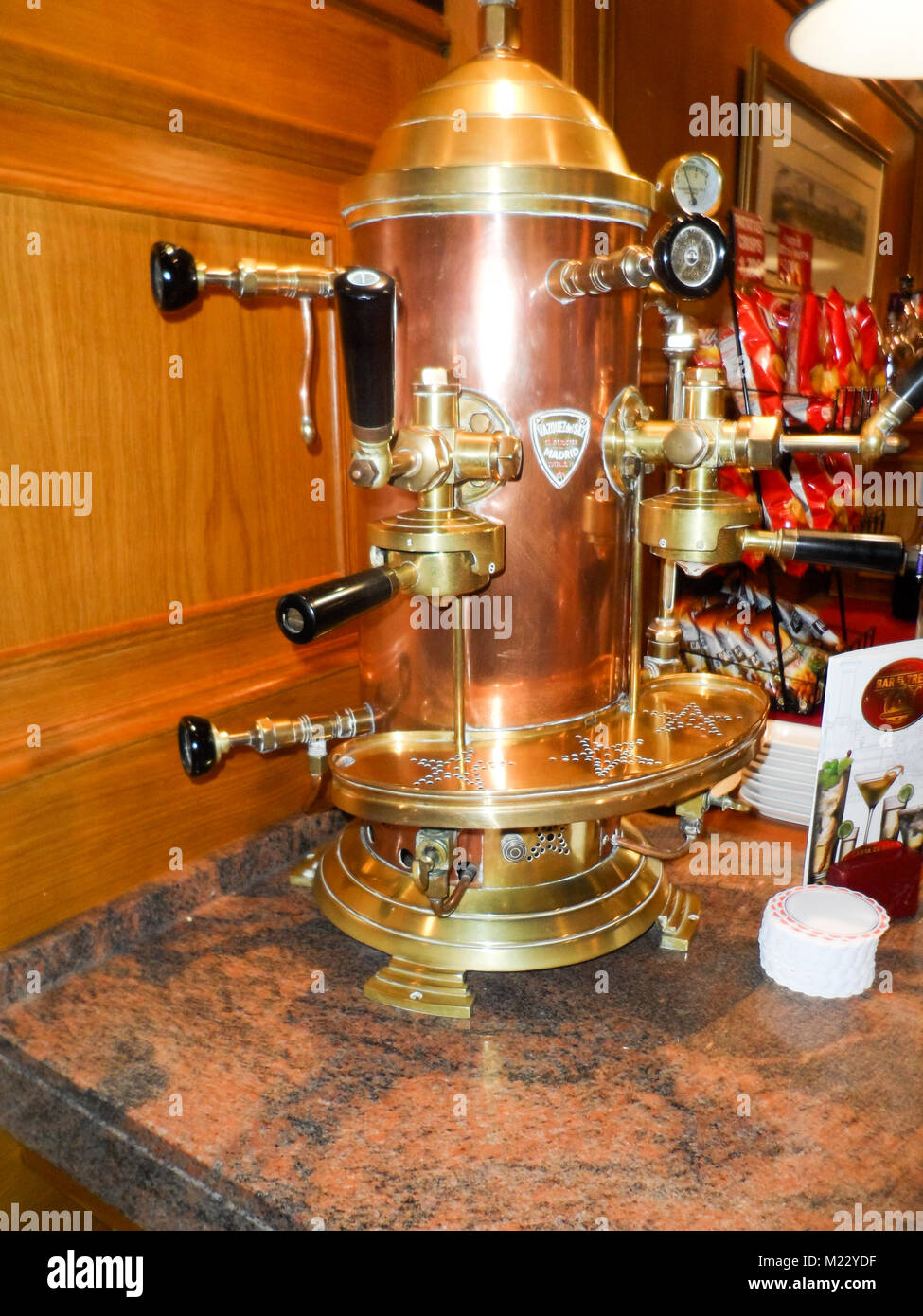 Cobre antiguo máquina de café en un bar en Fuengirola, España, posiblemente  por Vazouez del Saz Fotografía de stock - Alamy