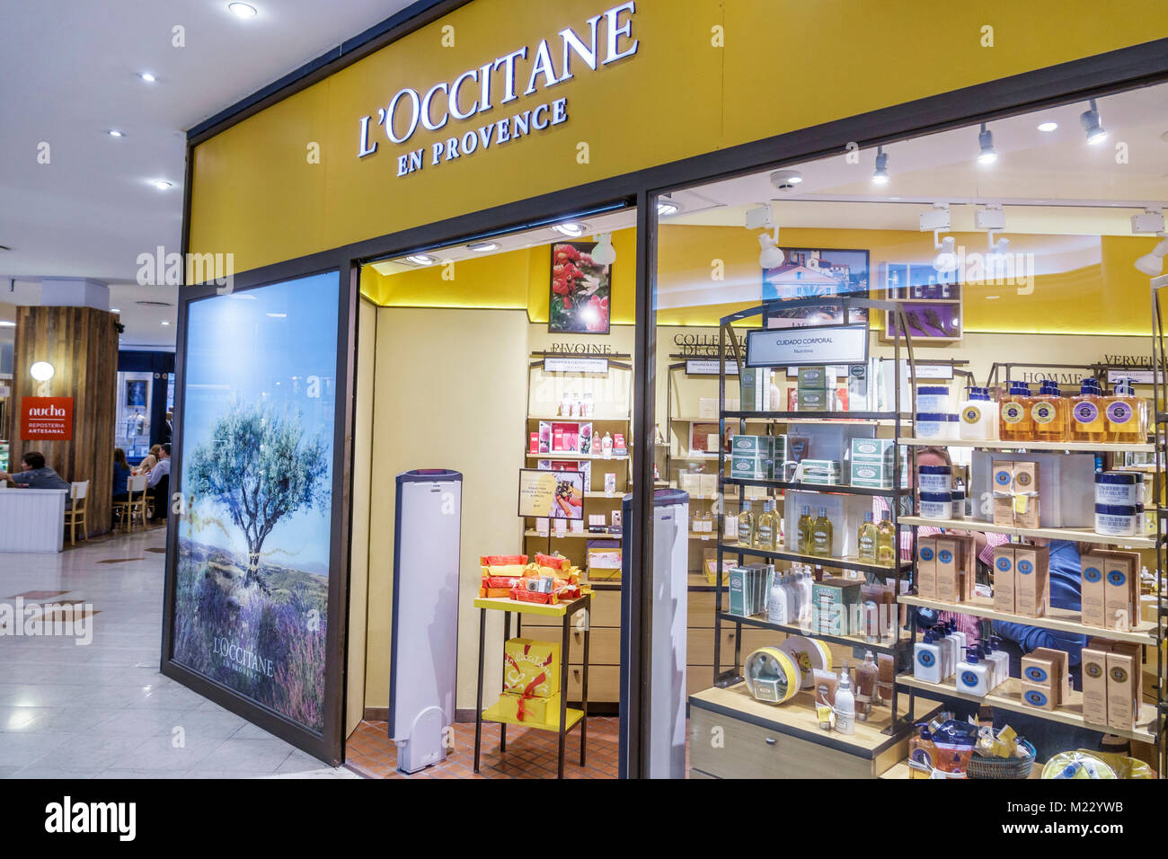 Buenos Aires Argentina,Galerias Pacifico Mall,L'Occitane en  Provence,internacional,productos de belleza,entrada de fragancias,ventana  de exhibición,Arge Argentino Fotografía de stock - Alamy