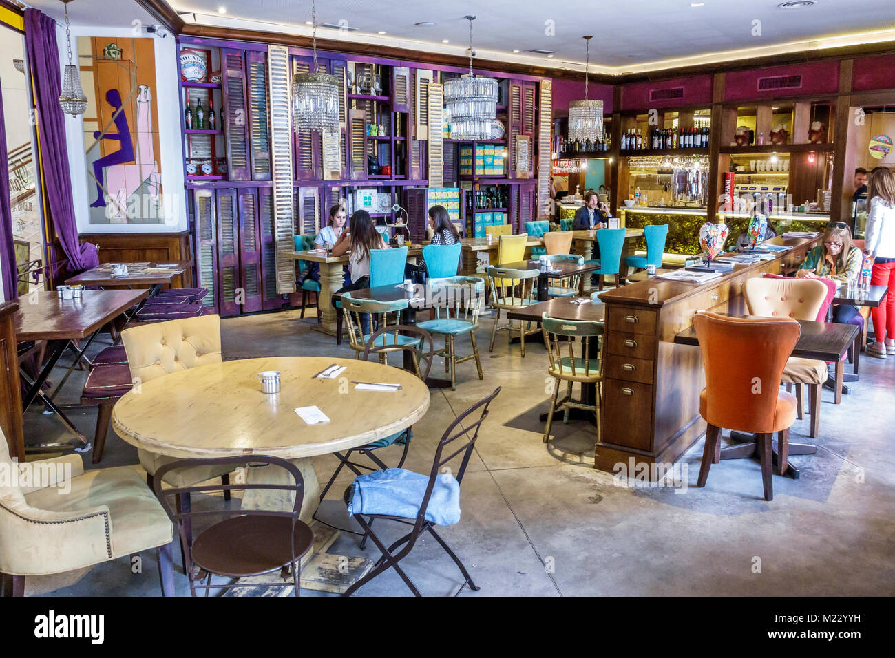 Mesas de cafe dentro del centro comercial fotografías e imágenes de alta  resolución - Alamy