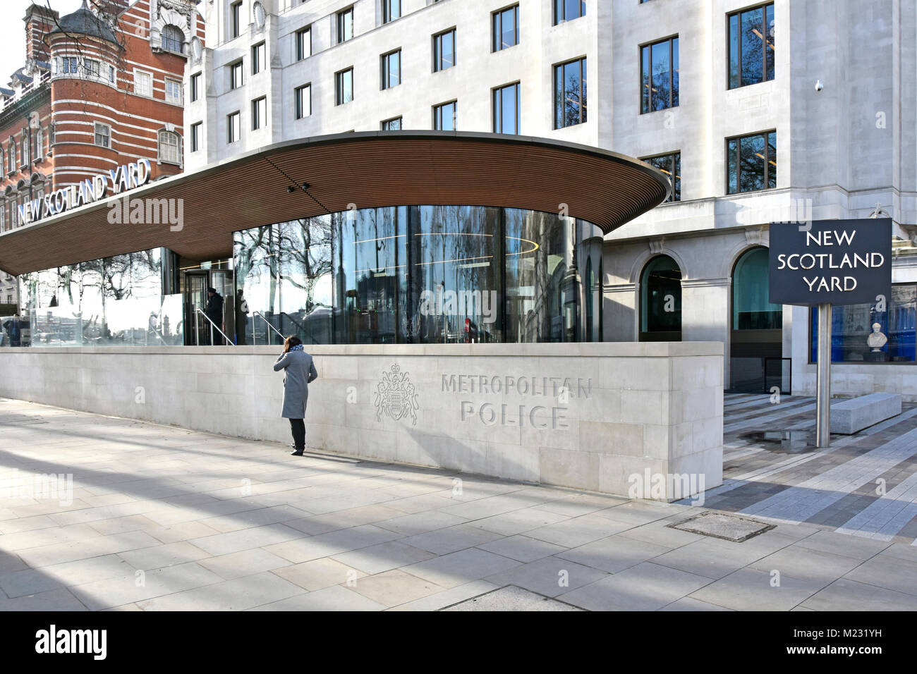 New Scotland Yard trasladó la sede de la Policía Metropolitana en el viejo edificio verde Curtis ahora reformado & Extended Victoria Embankment London UK Foto de stock