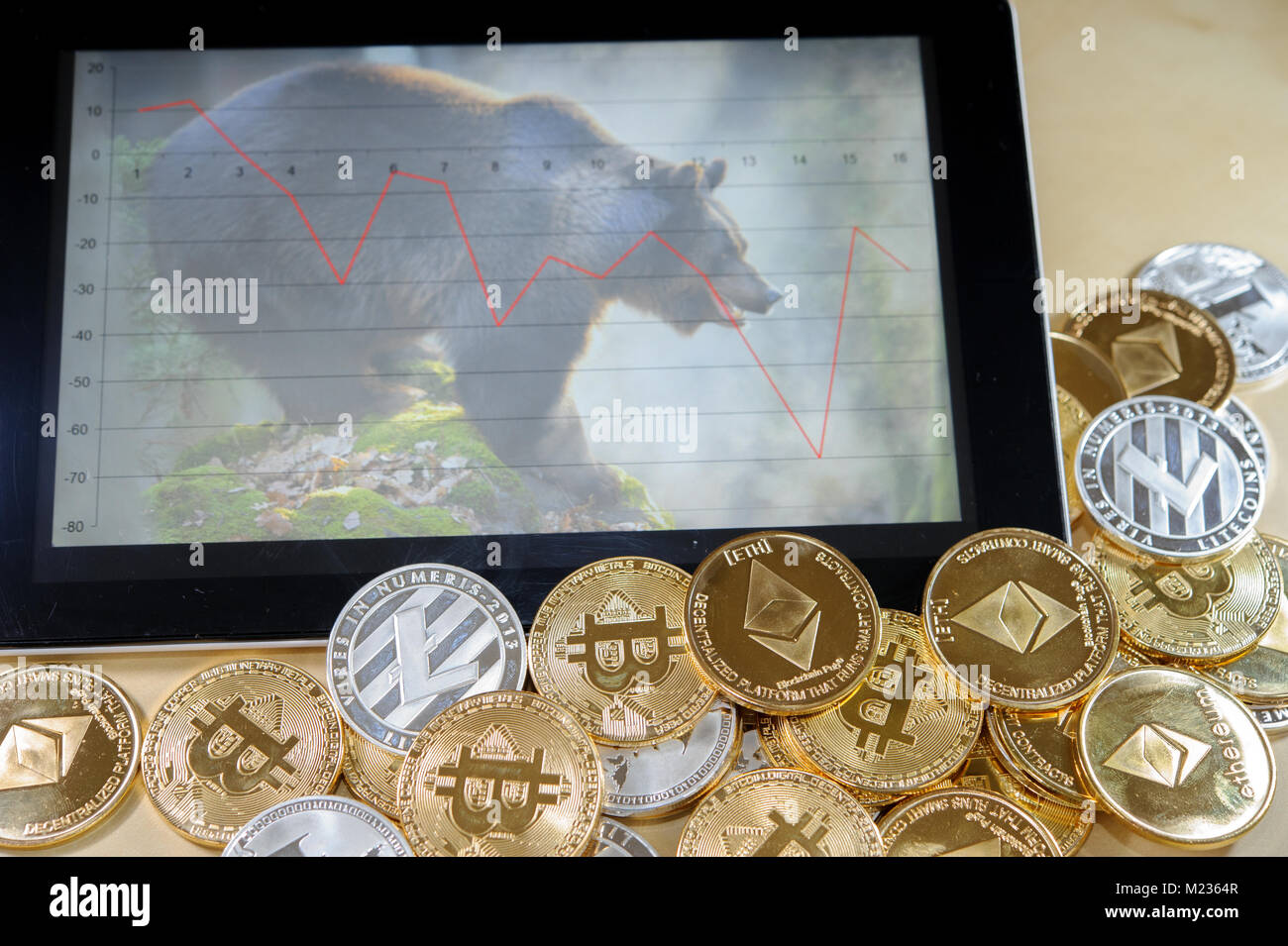 Imagen conceptual para cryptocurrency burbuja. Mercado Bear en tableta gráfica Foto de stock