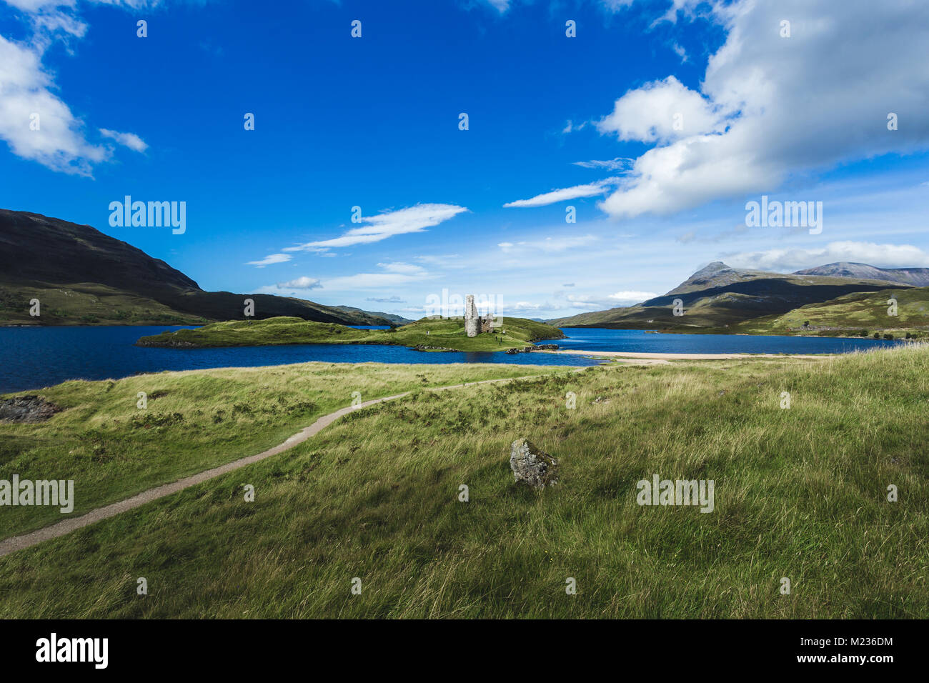 El castillo de Ardvreck a orillas de Loch Assynt, Sutherland, Highlands de Escocia Foto de stock