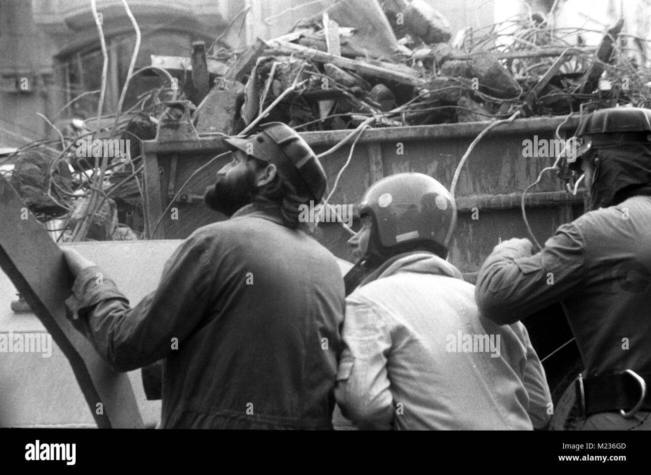Los socorristas tras el devastador terremoto de marzo de 1977, en