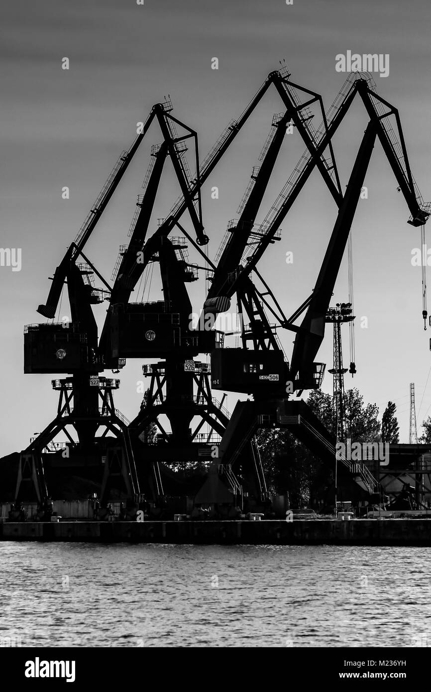 Astillero de Gdansk, Polonia. Estilo retro en blanco y negro. Grúas, antiguo astillero edificios, estructuras oxidadas. Foto de stock
