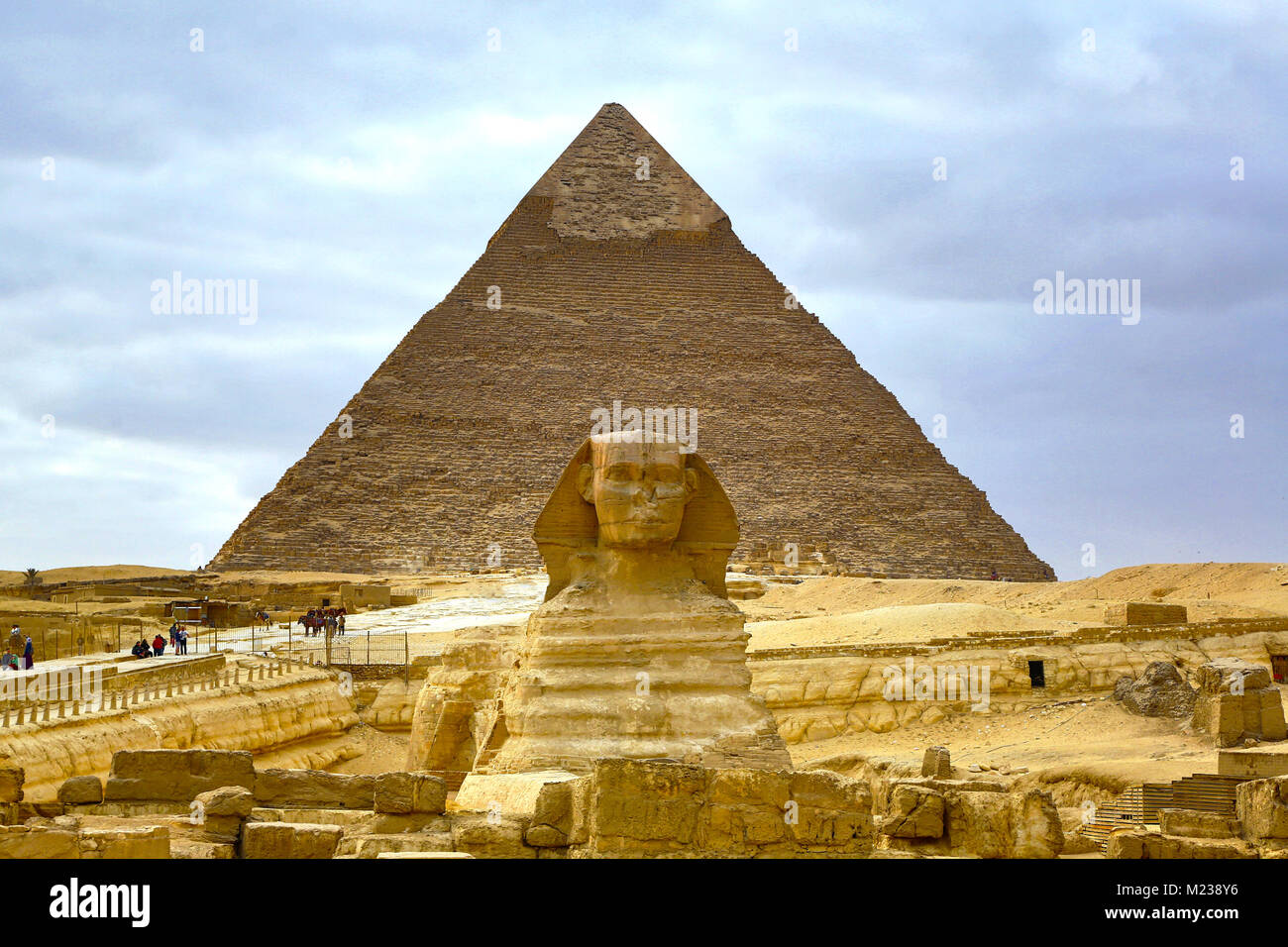 La gran estatua de la Esfinge y la pirámide de Khafre en la meseta de Giza, Cairo, Egipto Foto de stock