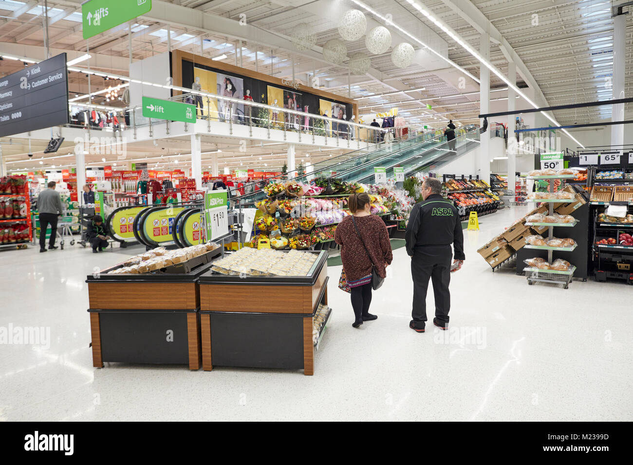 Asda Trafford, el gran supermercado dos niveles en Manchester. Foto de stock