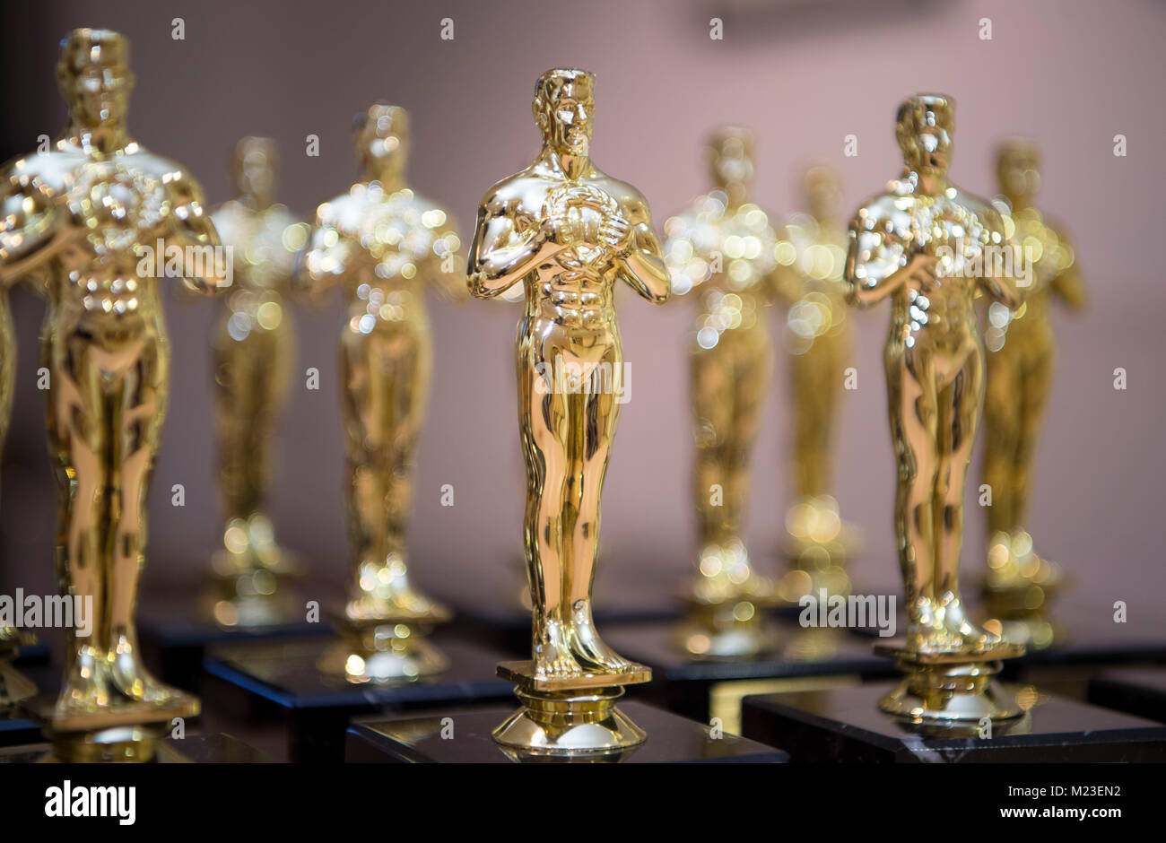 Imitación de los Óscar de Oro vista durante una ceremonia de premiación. Foto de stock
