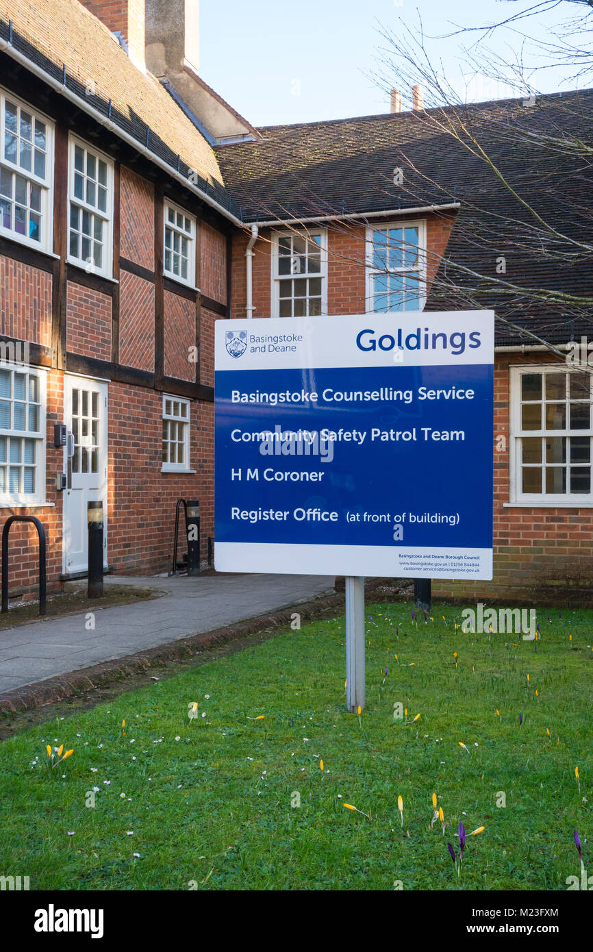 Señal fuera de las oficinas cívicas (Goldings) en Basingstoke, Hampshire, Reino Unido Foto de stock