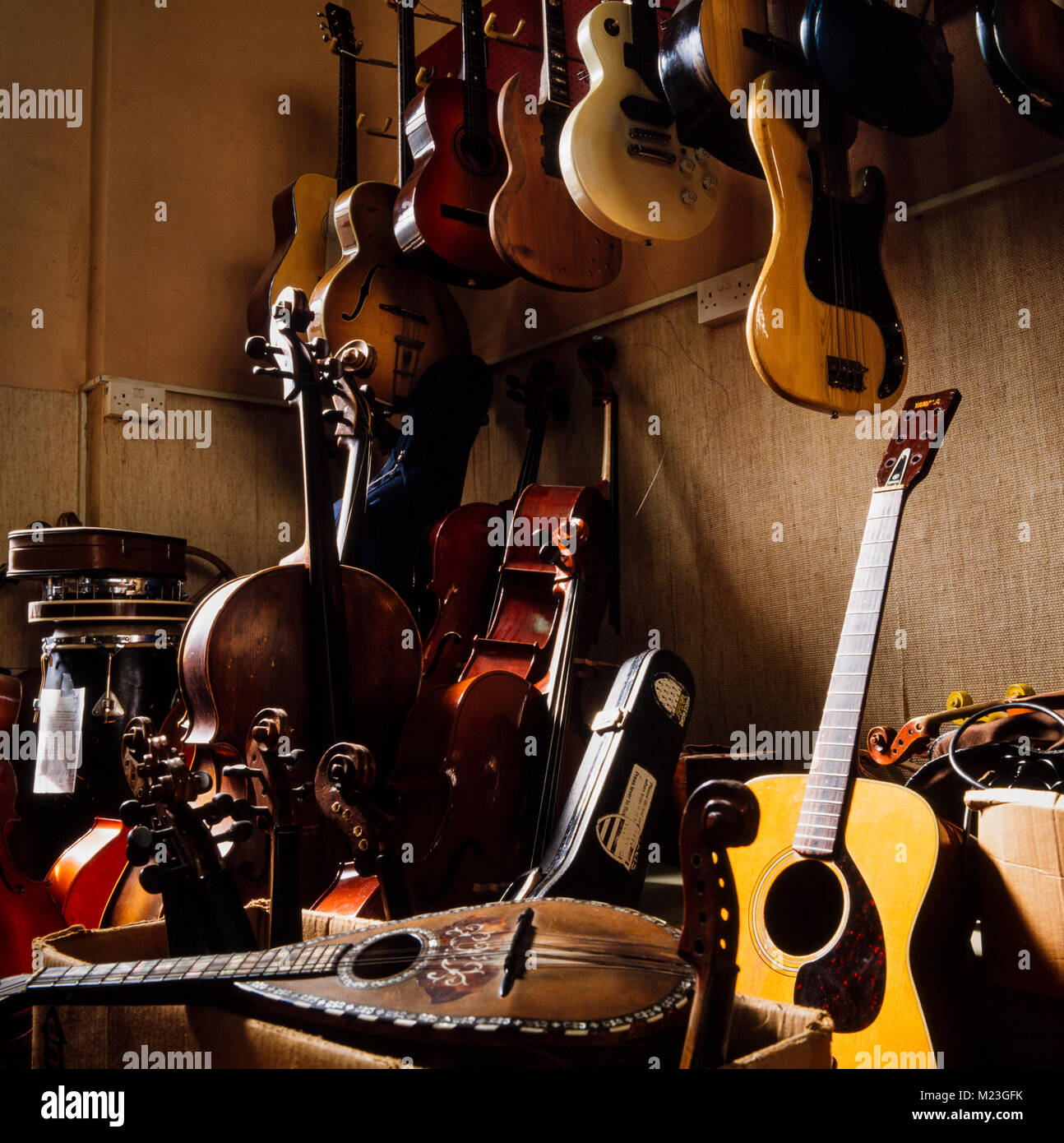 Tienda de instrumentos musicales de londres fotografías e imágenes de alta  resolución - Alamy