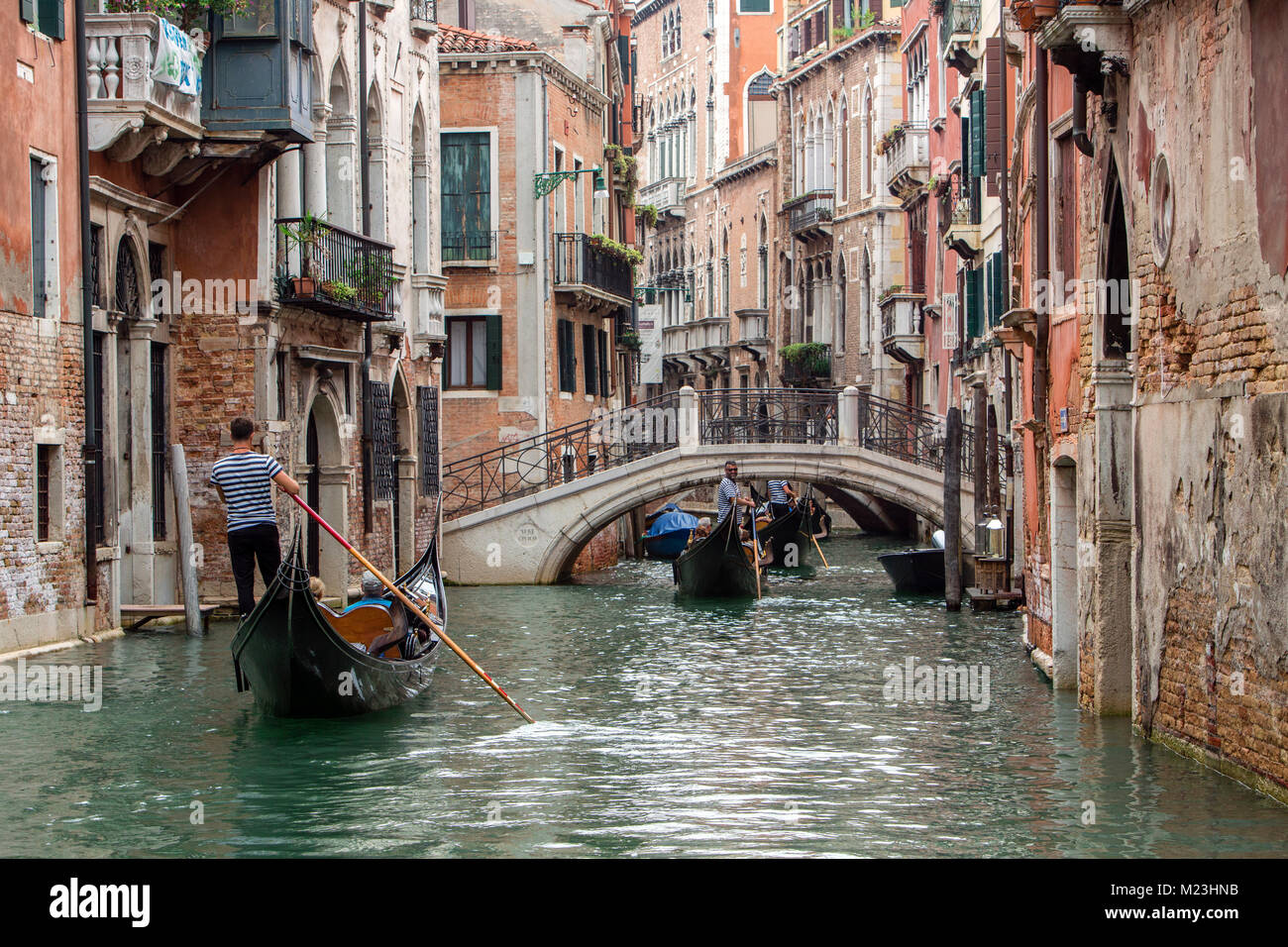 Góndolas en los canales de Venecia, Italia Foto de stock