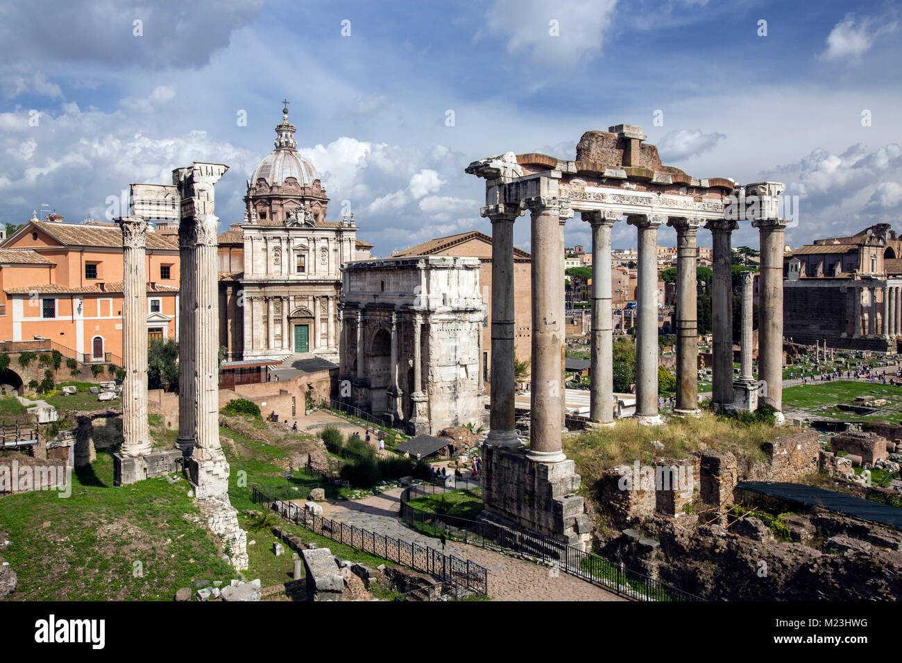 El Foro Romano con el templo de Saturno y el Arco de Septimio Severo, Roma, Italia Foto de stock