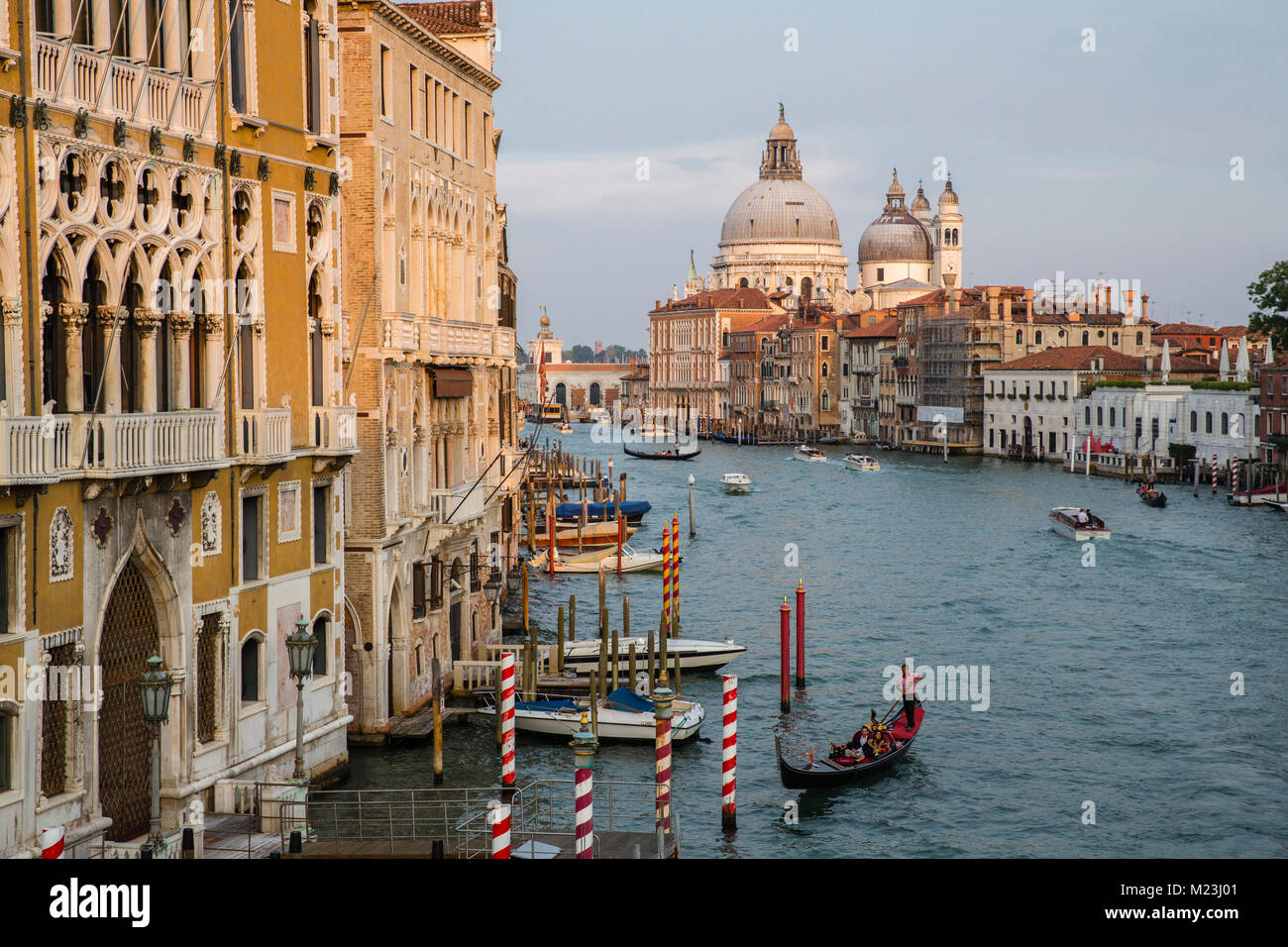 Basílica de Santa María y el Gran Canal de Venecia, Italia Foto de stock
