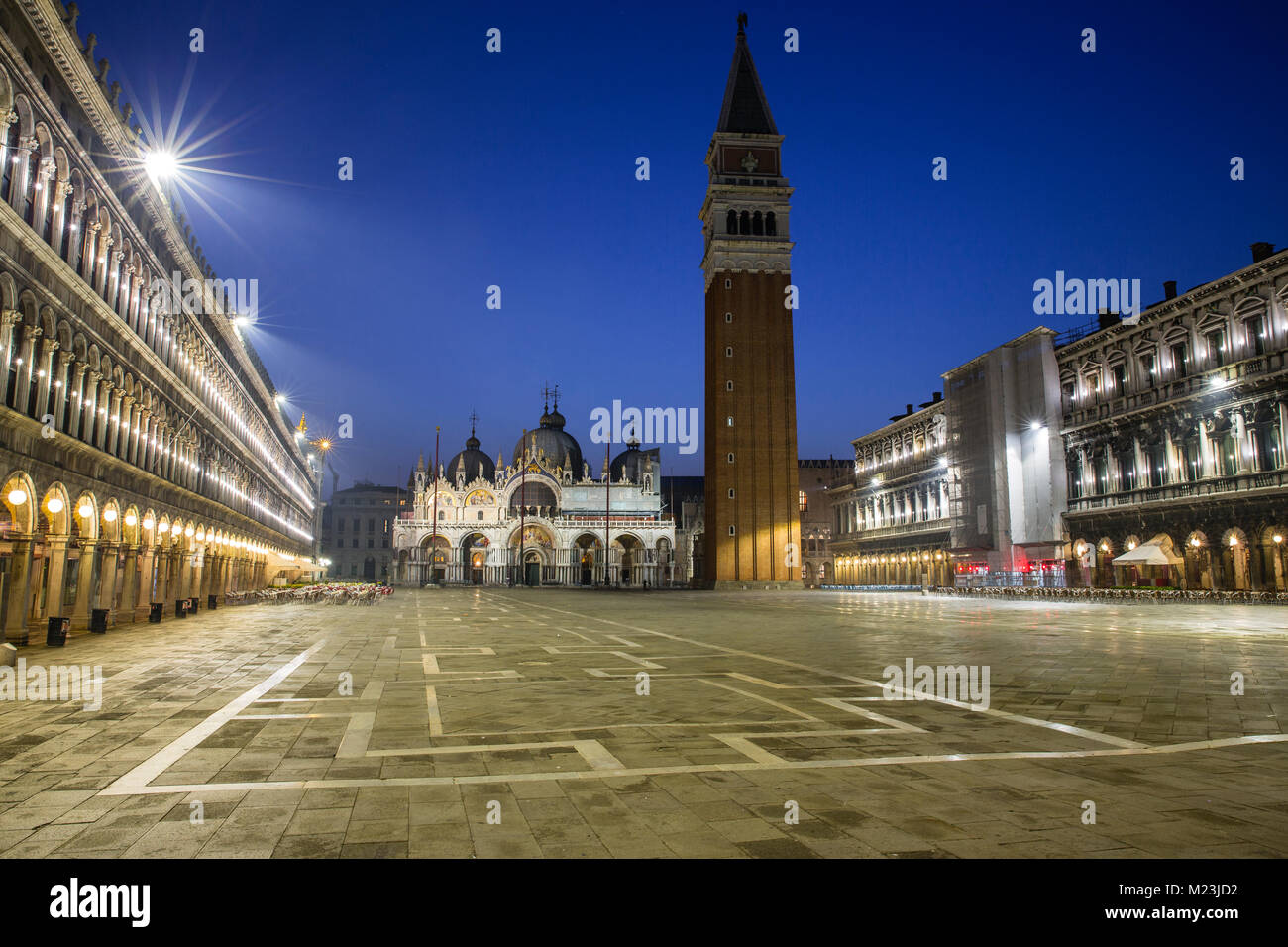 La Basílica de San Marcos, el Campanile, Venecia, Italia Foto de stock