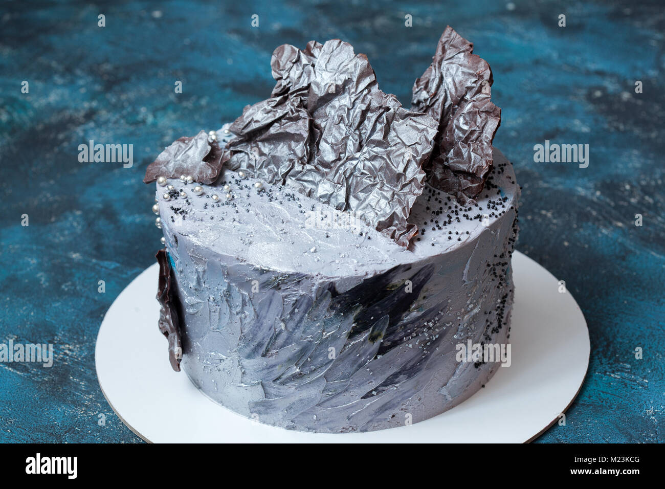Galletas caseras de blanco y azul pastel con crema de queso y chocolate, decoración, selección Foto de stock