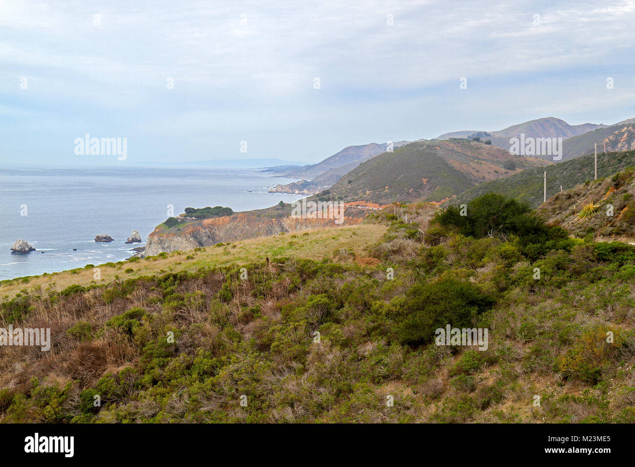 Mar y Cielo se funden en una tarde nublada en Big Sur, California, Estados Unidos Foto de stock