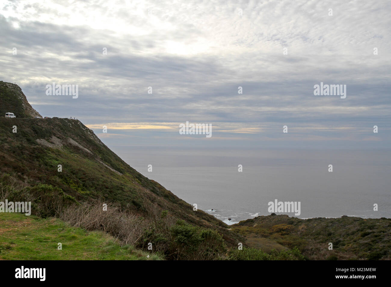 Mar y Cielo se funden en una tarde nublada en Big Sur, California, Estados Unidos Foto de stock