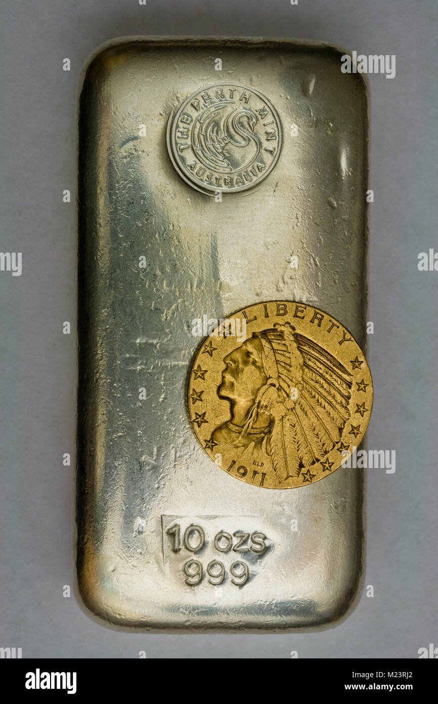 10 onzas de plata y oro en lingotes Bar 1911 $5 moneda india Foto de stock