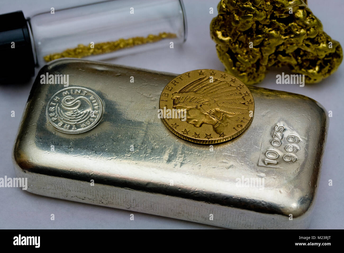 10 onzas de plata Bar, 1911 Gold $5 moneda india y materias pepitas de oro Foto de stock