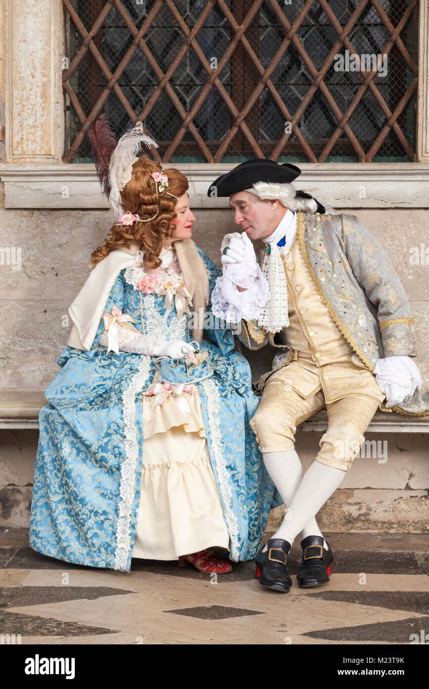 Manos con guantes blancos de seda y grandes anillos de diamantes disfraz en  Carnaval de Venecia Fotografía de stock - Alamy