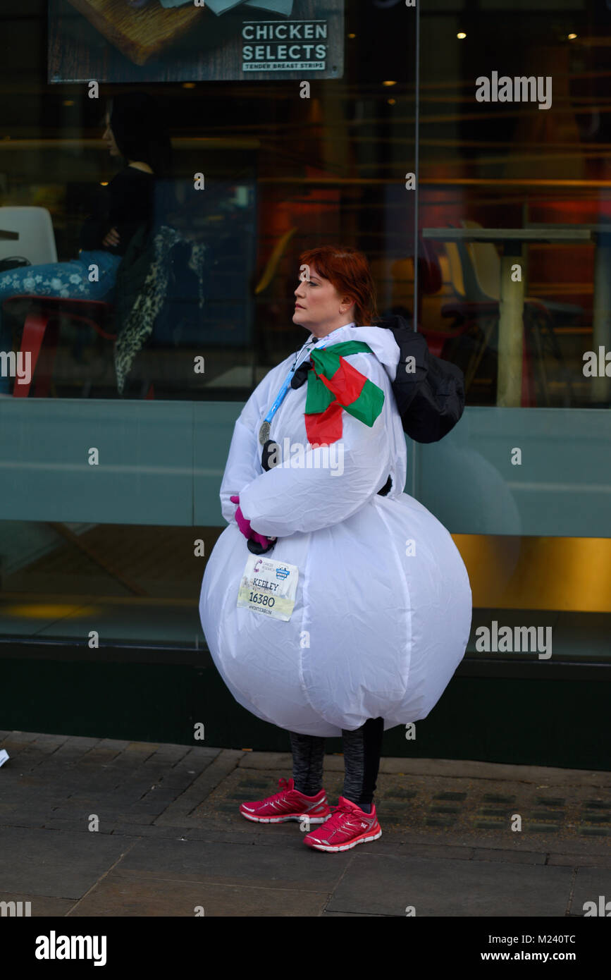 Corredor en traje de muñeco de nieve. Mujer en conjunto navideño  humorístico Fotografía de stock - Alamy