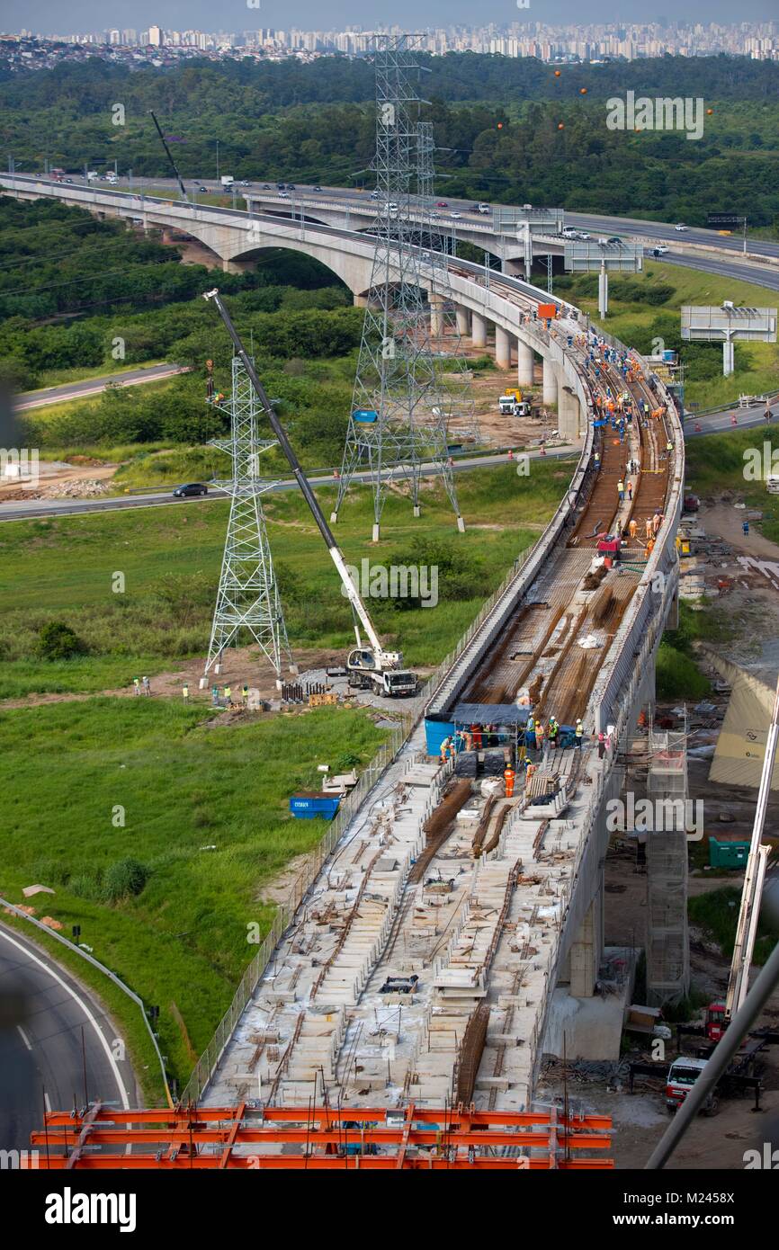 Sao Paulo, Sao Paulo, Brasil. 2 Feb, 2018. Vista de la construcción de la futura Línea 13 - Jade, que permitirá conectar por ferrocarril a la ciudad de Sao Paulo, con el Aeropuerto Internacional de Guarulhos a partir de abril de 2018. El puente suspendido, sería el más grande en el mundo construido en curva. La estructura es de 690 metros de largo, dos conjuntos de mástiles de 70 metros y el tramo central de 180 metros de largo. Crédito: Paulo Lopes/Zuma alambre/Alamy Live News Foto de stock