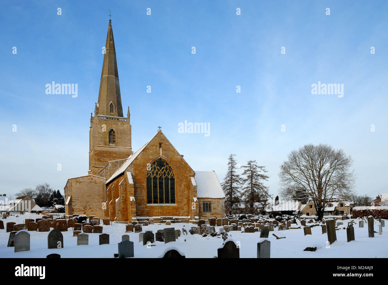 Iglesia Tredington Warwickshire, Inglaterra. La iglesia del pueblo típicamente inglés tiene el campanario más alto en el condado. Foto de stock