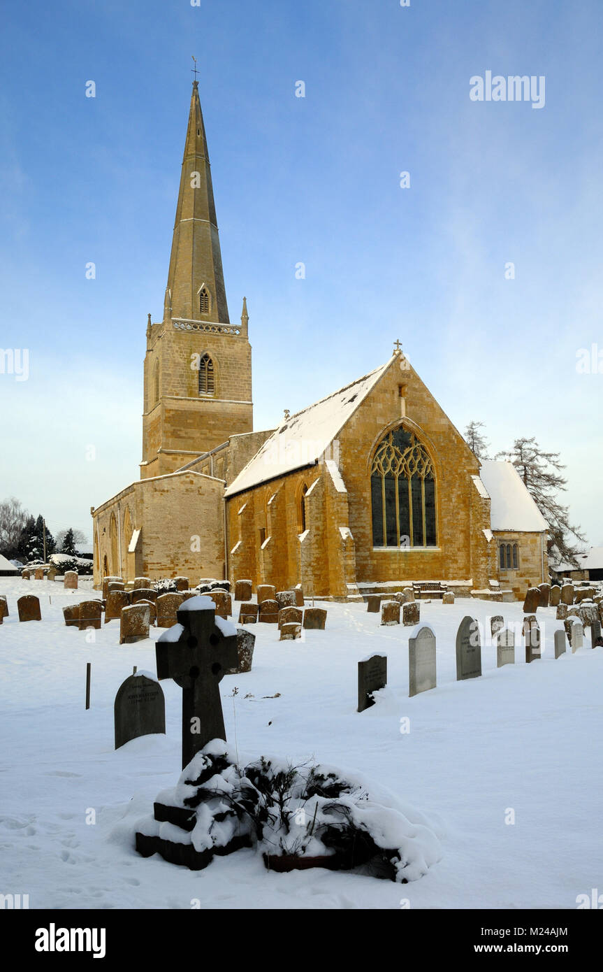 Iglesia Tredington Warwickshire, Inglaterra. La iglesia del pueblo típicamente inglés tiene el campanario más alto en el condado. Foto de stock