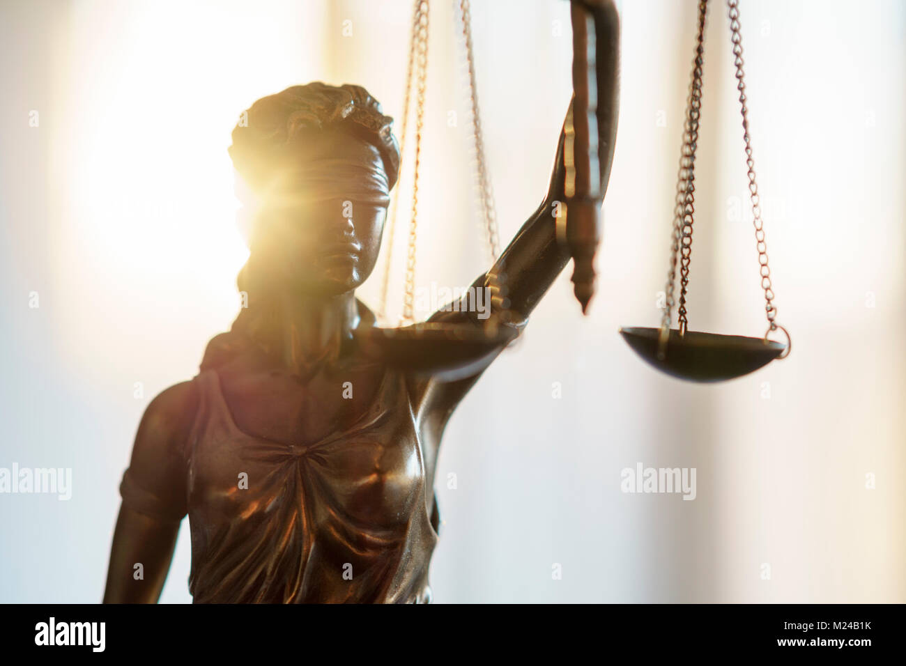 Estatua de la justicia con escalas en oficina de abogado. El asesoramiento legal, la ley, y el concepto de justicia Foto de stock