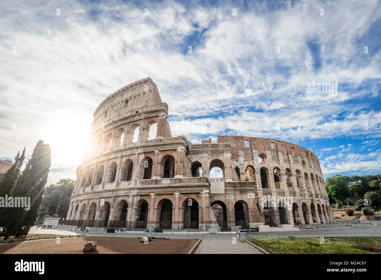 Al amanecer, el Coliseo de Roma. Roma y arquitectura histórica. Coliseo de  Roma es uno de los más conocidos monumentos de Roma y de Italia Fotografía  de stock - Alamy