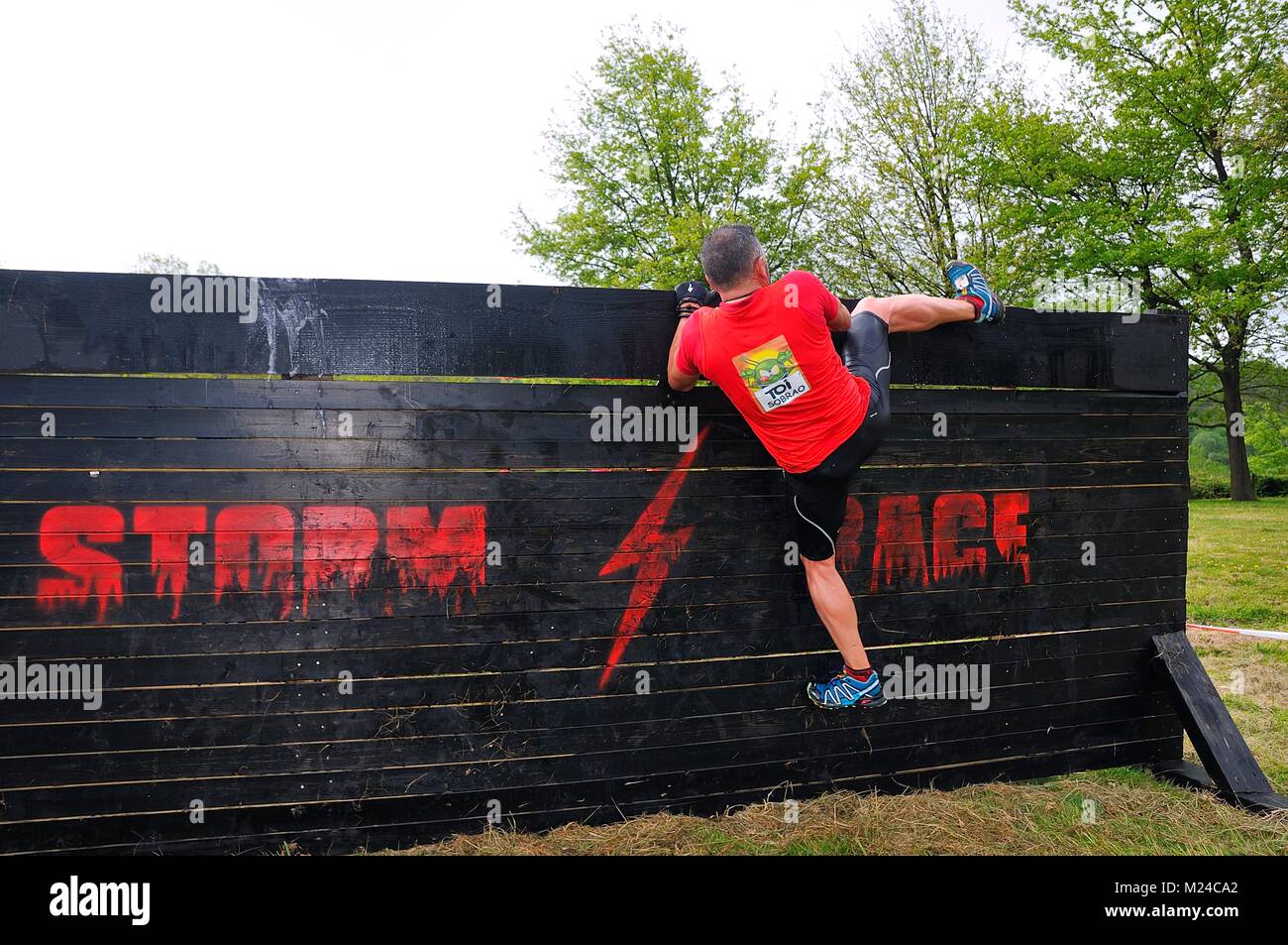 OVIEDO, España - 9 de mayo: Storm Race, una carrera de obstáculos extremos en Mayo 9, 2015 en Oviedo, España. Runner saltando una pared de madera. Foto de stock