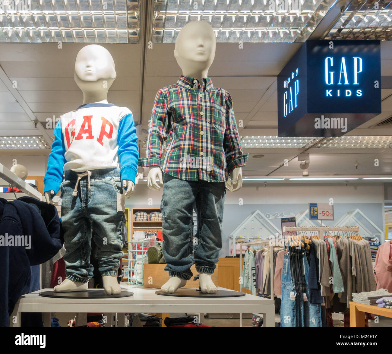 Gap ropa para niños en la tienda por departamentos Fotografía de stock -  Alamy