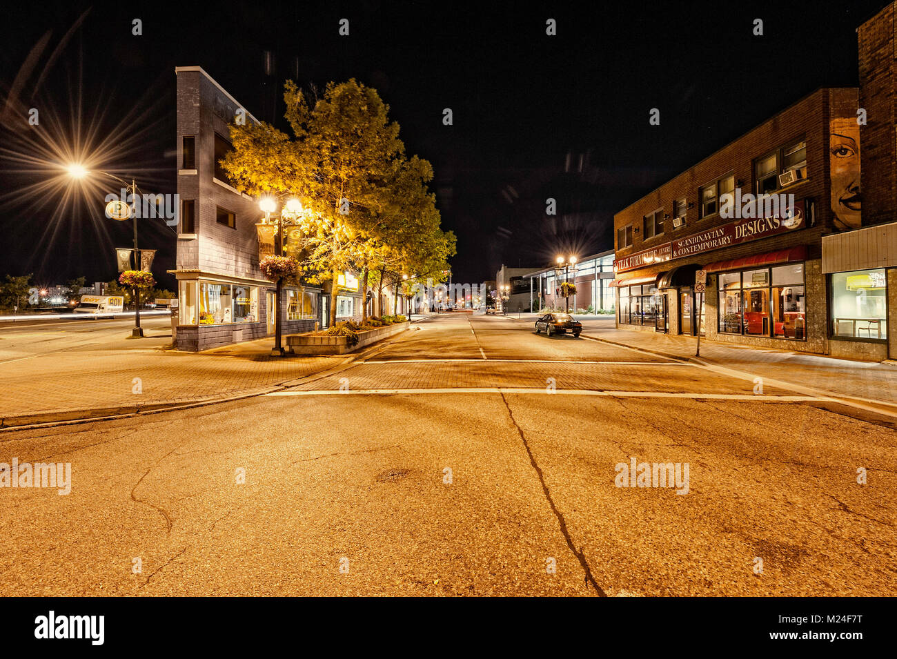 La esquina de Durham y Elgin calles por la noche en Sudbury, Ontario Foto de stock